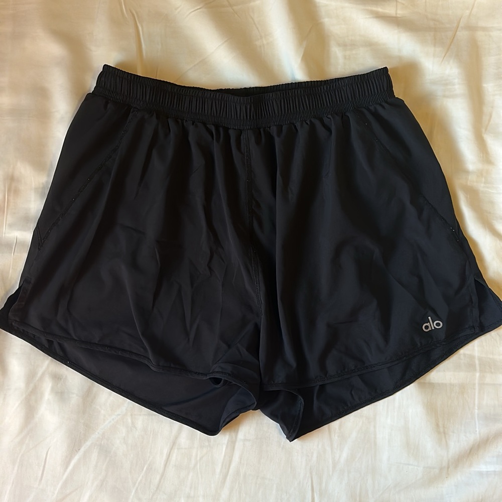 Alo Yoga Stride Shorts in Black size Large